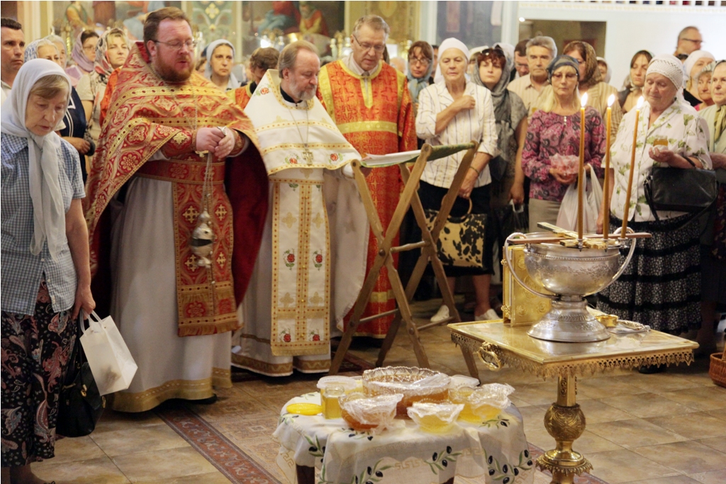 Изнесение Креста и освящение меда