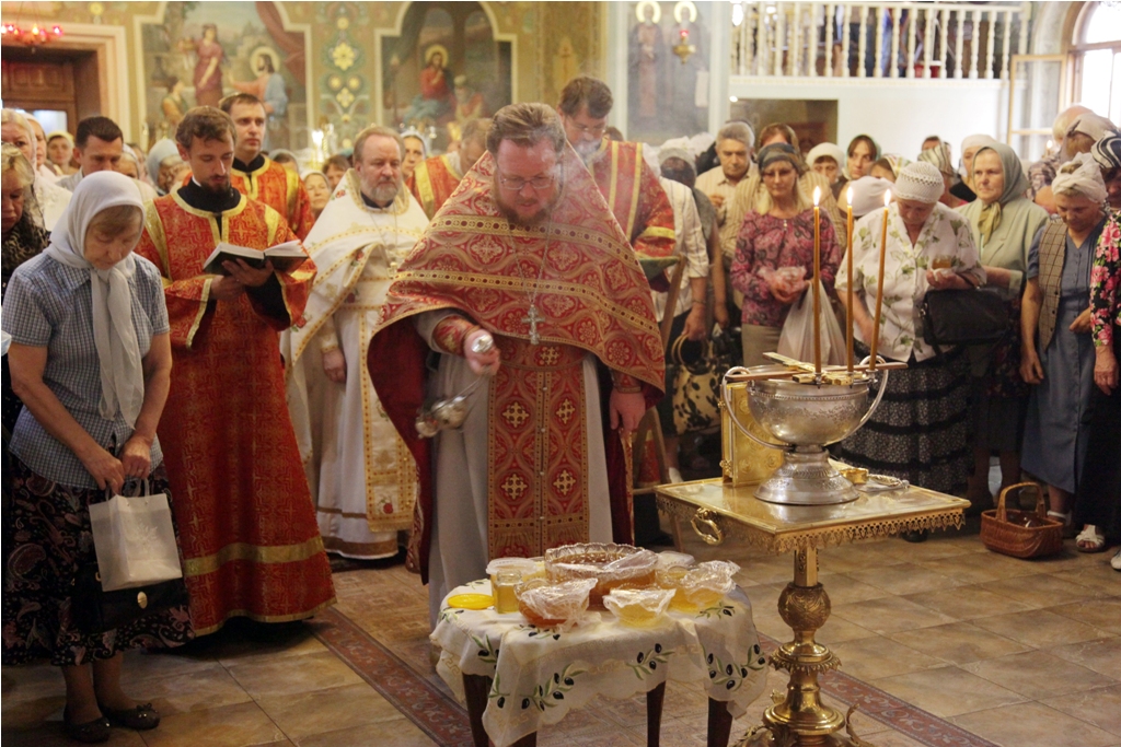 Изнесение Креста и освящение меда