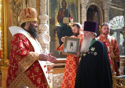 Поздравляем настоятеля с наградой!