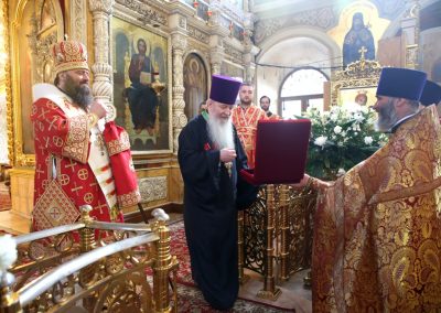 Поздравляем настоятеля с наградой!