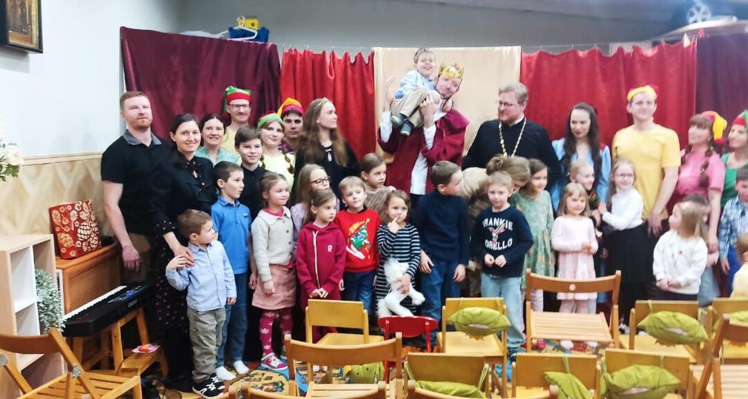 Лествица показала спектакль театра теней в дошкольной группе
